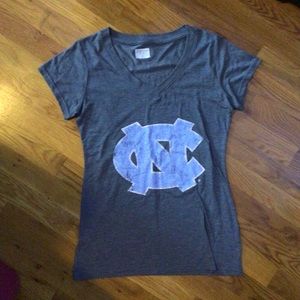 🤍Women’s UNC V Neck Shirt